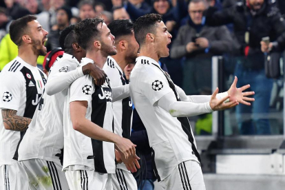 Cristiano Ronaldo celebra junto a sus compañeros el tercer tanto, que daba el pase a la Juventus.