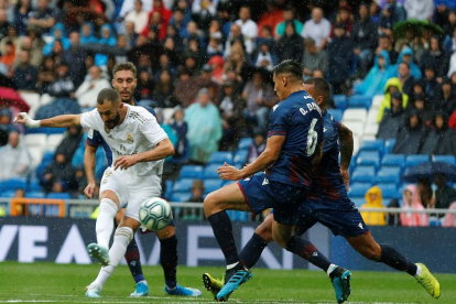 Benzema, autor d’un doblet al primer temps, tira a porteria ahir durant el partit.