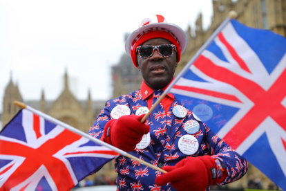 Imagen de archivo de un partidario del Brexit frente al Parlamento en Londres.