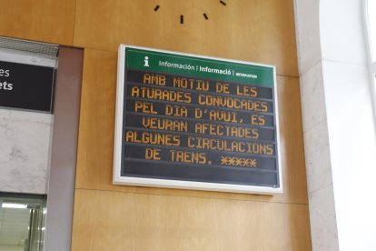 Viatgers ahir al vestíbul de l’estació de trens de Lleida.