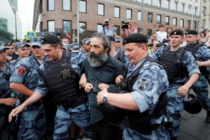 La policía rusa llevándose detenido a uno de los manifestantes.