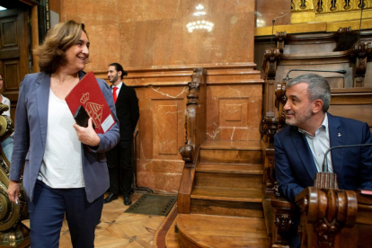 La alcaldesa en funciones, Ada Colau, y el líder del PSC en Barcelona, Jaume Collboni.