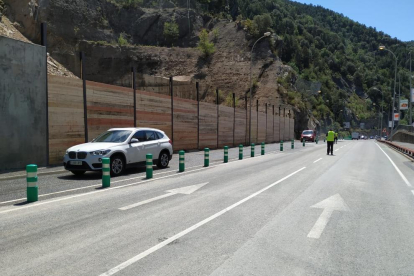Los vehículos ya circulan con normalidad por la CG-1 en Andorra tras el desprendimiento del sábado. 