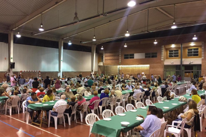 Cerca de 400 personas se reunieron ayer en la sala polivalente de Almacelles en la cena solidaria. 