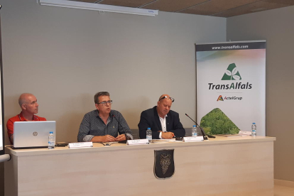 Adolfo Pérez, vicepresidente de Transalfals, Joan Talarn, alcalde de Bellvís, y Marcel.lí Piró, presidente de Transalfals, ayer en la asamblea.