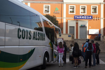 Un autocar recogió ayer en Tàrrega a los viajeros que esperaban el tren de Cervera a Lleida. 