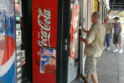 Imagen de archivo de un hombre comprando refrescos.
