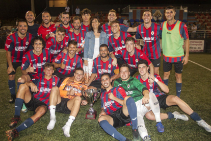La plantilla del Tàrrega, junto con la alcaldesa, Alba Pijuan, posan con el trofeo ganado ayer.