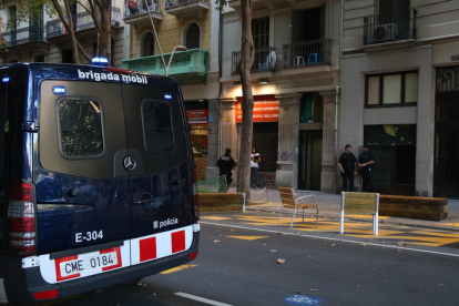 Mossos, ayer ante un edificio en la calle Comte Borrell, en una operación contra los narcopisos.
