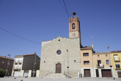 Imatge de la façana de l’església d’Almacelles.