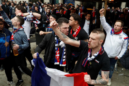 Diversos centenars de seguidors radicals de l'Olympique Lyon s'han concentrat a la plaça Artós de Barcelona.