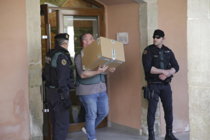 La Guardia Civil y la comitiva judicial se llevaron unas 30 cajas.