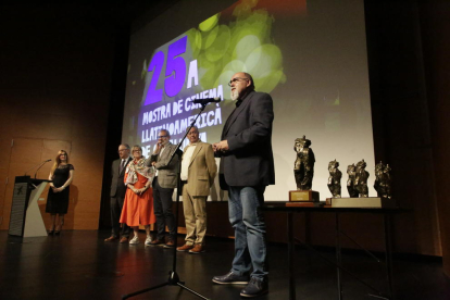 Lola Dueñas, en el centro con el Premi d’Honor, ayer con algunos de los premiados en la gala final de la Mostra de Cinema Llatinoamericà. 