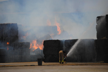 Tallada la carretera LV-3333 a Ivars d'Urgell per un incendi que crema farratge en un magatzem