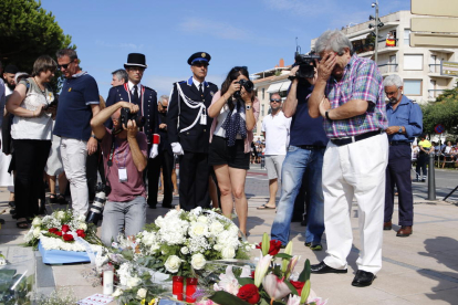 Roque Oriol, vidu de la víctima mortal de l'atemptat de Cambrils, emocionat davant del Memorial per la Pau, ple de flors, l'agost passat, en el primer aniversari de l'atemptat.