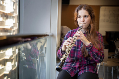 La joven leridana Andrea Cristina Budau, ayer por la tarde en una de las aulas del Conservatori de Lleida practicando con el oboe.