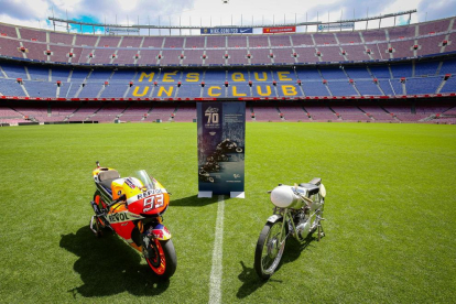 La moto de Marc Màrquez es va exhibir a la gespa del Camp Nou.