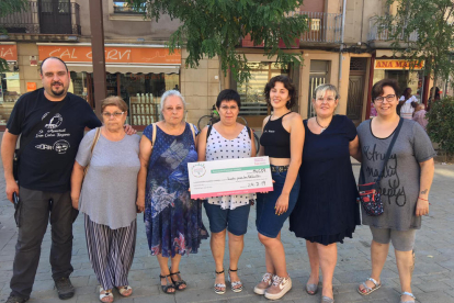 Esther Pallarés (segunda por la derecha) junto a otras voluntarias de la asociación con el cheque que han donado a Sant Joan de Déu. 