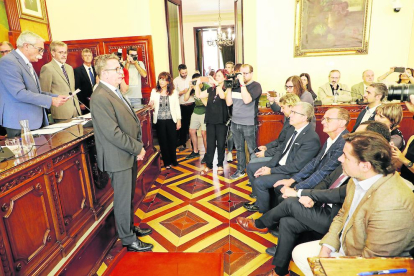 Joan Talarn va prometre el càrrec de president de la Diputació mirant cap al públic que va assistir al ple.