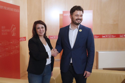 El portaveu d’ERC, Gabriel Rufián, amb Adriana Lastra, vicesecretària general del PSOE.