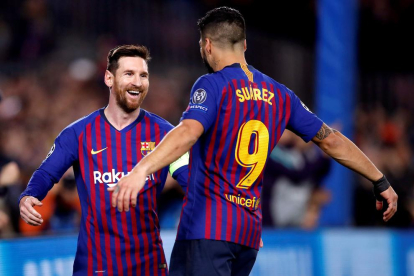 Leo Messi celebra con su compañero Luis Suárez el primer tanto de la noche frente al Lyon.