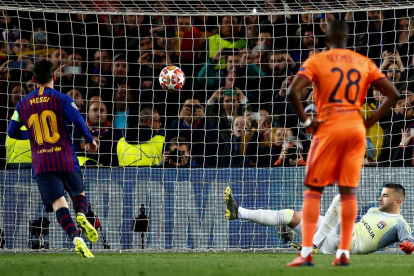 Leo Messi celebra amb el seu company Luis Suárez el primer gol de la nit davant el Lió.