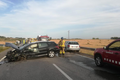 Uno de los vehículos implicados ayer en la colisión múltiple en la N-240, en Lleida. 