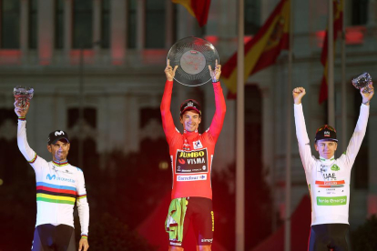 El ganador de la Vuelta 2019, Roglic, acompañado en el podio por Valverde y Pogacar.