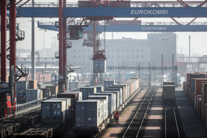 Una grúa transporta un contenedor en el puerto alemán de Hamburgo.