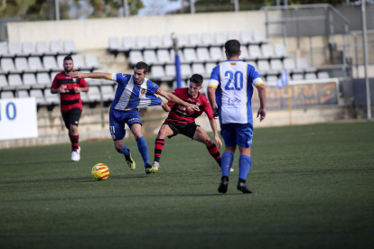 Una jugada del partido de ayer entre el Vilanova y el EFAC en el campo Alumnes Obrers.