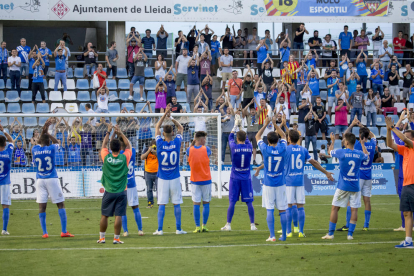 Els jugadors del Lleida fan la seua ja tradicional salutació ‘a la islandesa’ a l’afició del Gol Nord després de guanyar l’Espanyol B.