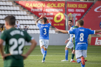 Los jugadores del Lleida hacen su ya tradicional saludo ‘a la islandesa’ a la afición del Gol Nord tras ganar al Espanyol B.