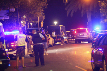Dispositiu policial a Cambrils després de l'atac i l'acció que va acabar amb la vida dels terroristes.