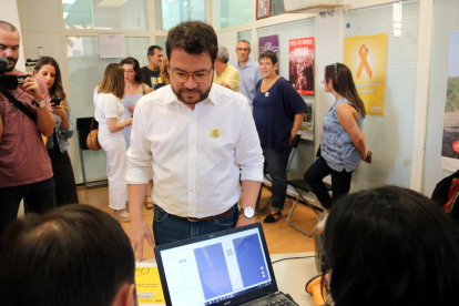 Pere Aragonès, el nuevo coordinador nacional de ERC, ayer, mientras votaba en Mataró.