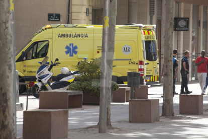 Una ambulancia trasladó al hombre al Arnau de Vilanova