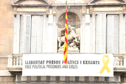 El balcó del Palau de la Generalitat, ahir, amb la pancarta que demana la llibertat dels presos.