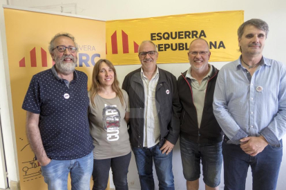 Santacana (al centre), amb membres d'ERC a Cervera.