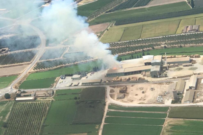 En esta imagen aérea se aprecia la gran columna de humo provocada por el incendio.