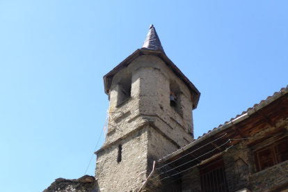 Vista de la iglesia de Ainet de Cardós.