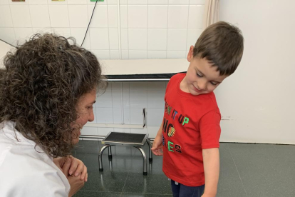 Un niño jugando con Candy en la consulta.  