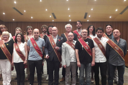 Vidal con la vara de alcalde y el resto de concejales del nuevo ayuntamiento de Balaguer.