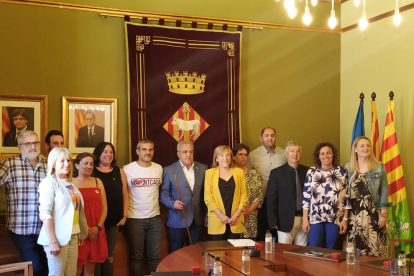 Enric Mir, amb la vara d’alcalde i acompanyat pels regidors de l’ajuntament de les Borges.