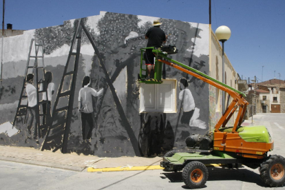 Trabajos para pintar un gran mural conmemorativo en Maials.