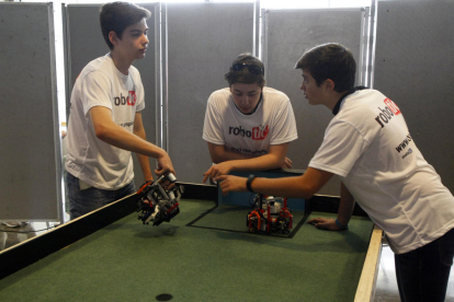 Un dels grups participants en la cinquena edició del World Robot Olympiad ahir a la UdL.