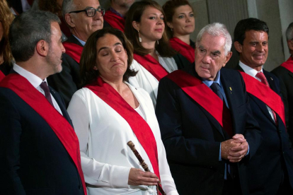 Ernest Maragall mira a Ada Colau y Jaume Collboni mientras Manuel Valls sonríe al haber impedido que ERC gobierne en Barcelona.