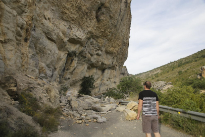 Las rocas desprendidas que cortan la carretera de acceso a Mont-Rebei.