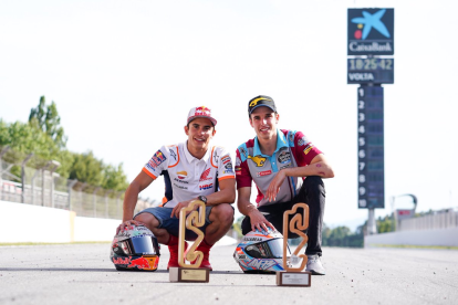 Marc i Àlex, amb els trofeus que van guanyar al circuit de Montmeló.