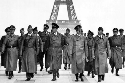 Adolf Hitler i el seu seguici, passejant per l’entorn de la Torre Eiffel.