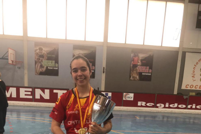 Laura Porta, amb el trofeu de campiona d’Espanya amb Catalunya.