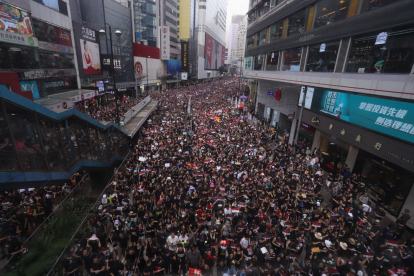 Cientos de miles de hongkoneses salieron ayer a las calles para pedir la retirada completa del proyecto de ley de extradición.